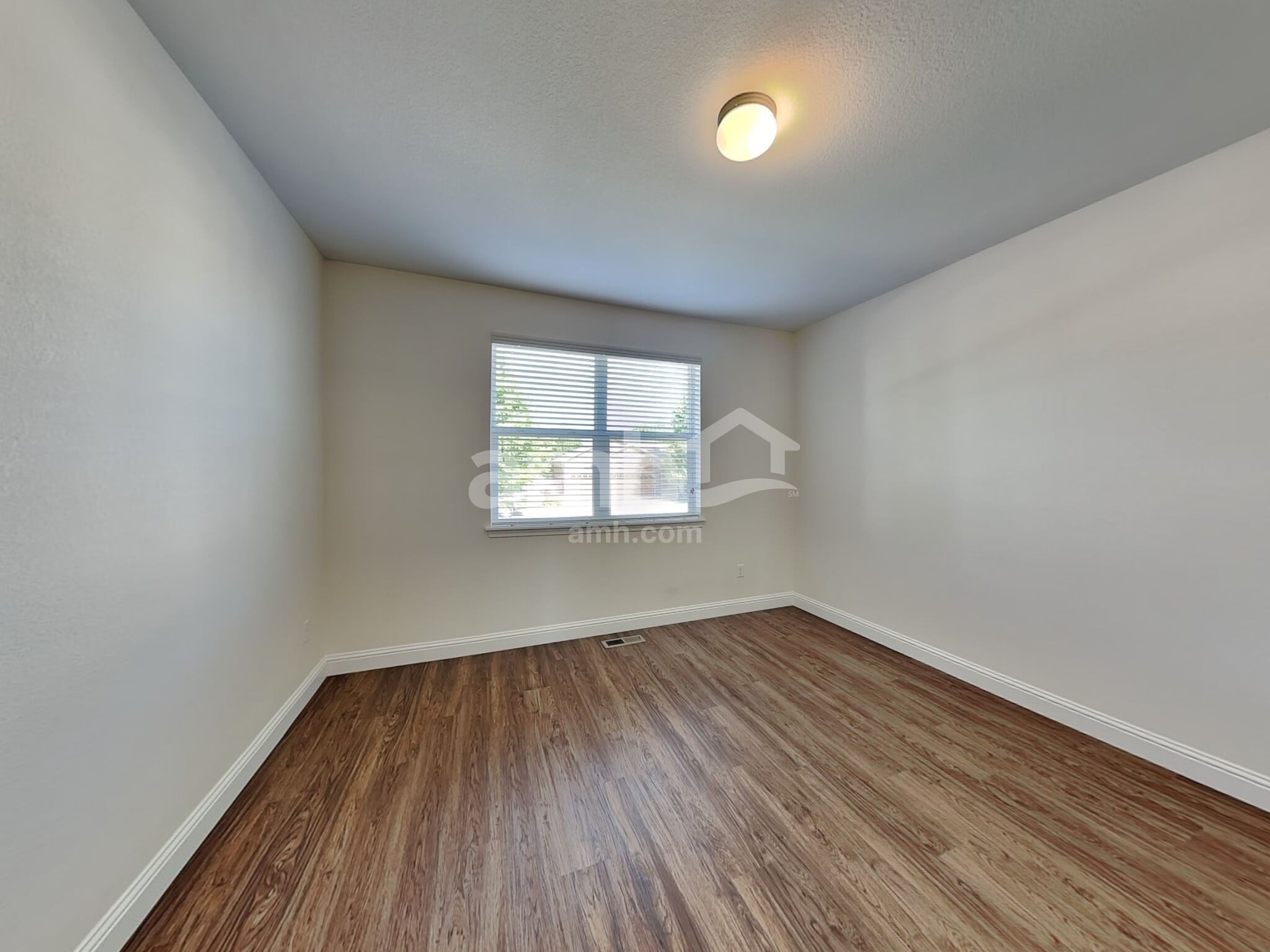 Building Photo - 10204 Dogwood St