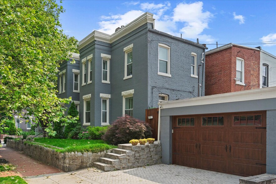 Building Photo - 437 15th St SE