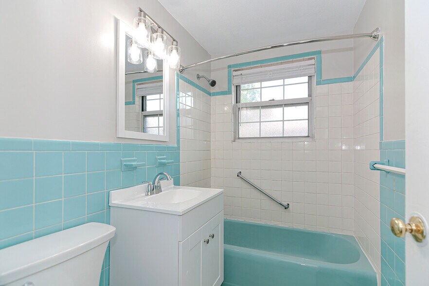 Building Photo - 4 Colonial Village Dr