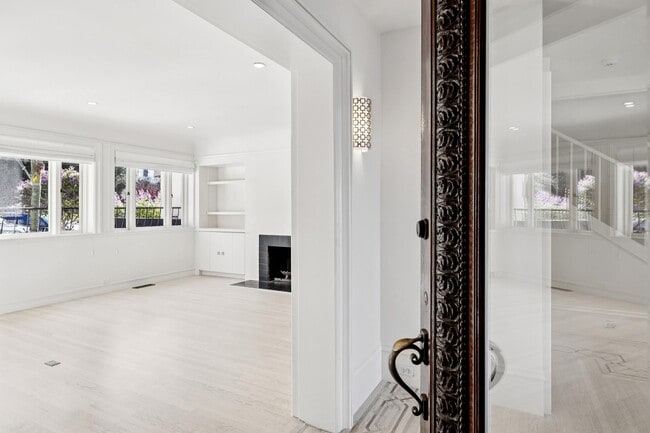 Building Photo - 2470 Broadway