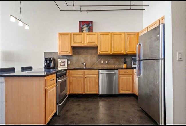 Building Photo - 321 W 7th St