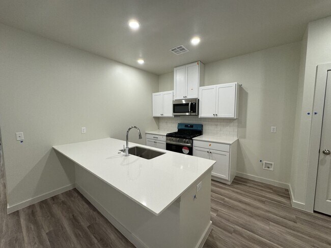 Building Photo - *MOVE IN SPECIAL: 2nd Month's Rent FREE, C...