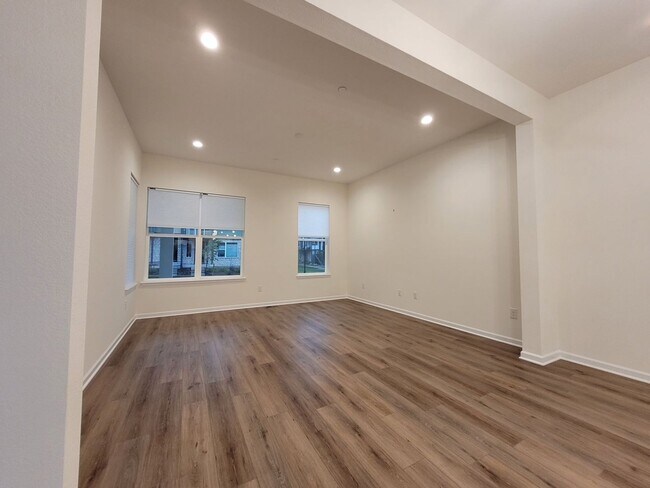 Building Photo - 820 Promenade Dr
