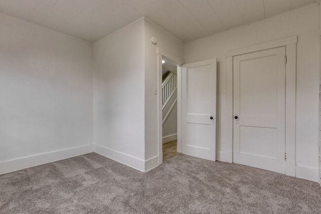 Building Photo - 2027 Eccles St