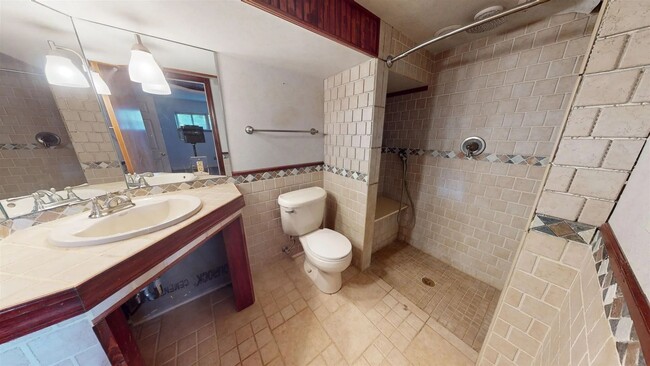 Building Photo - Spacious 4 Bedroom 2.5 Bathroom Home with ...