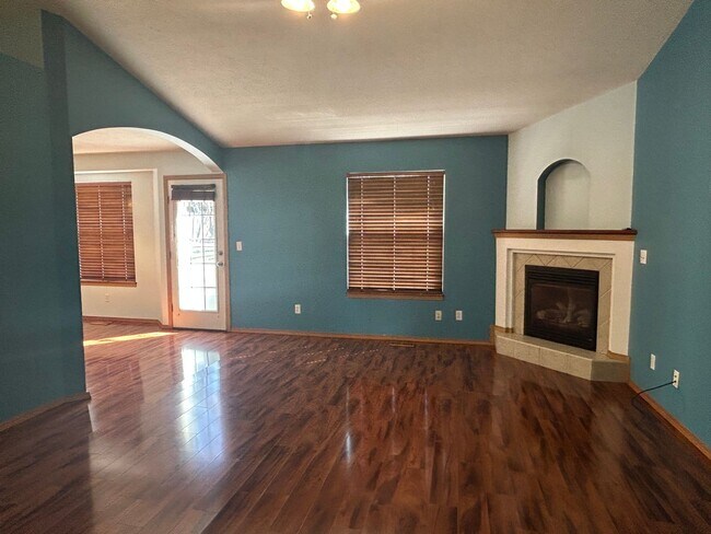 Building Photo - Beautiful 3 bedroom home - Clever, MO