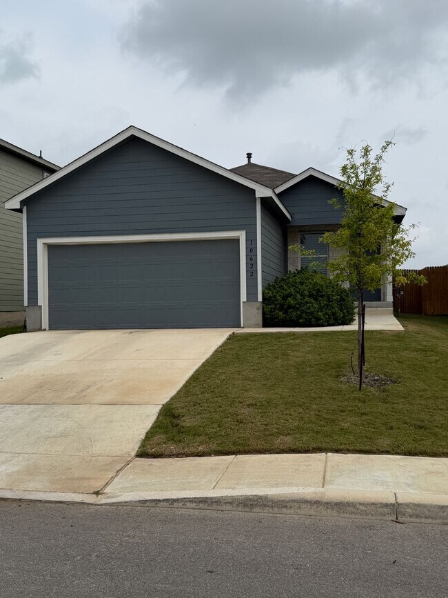 Building Photo - Move in Special! All Appliances included!!