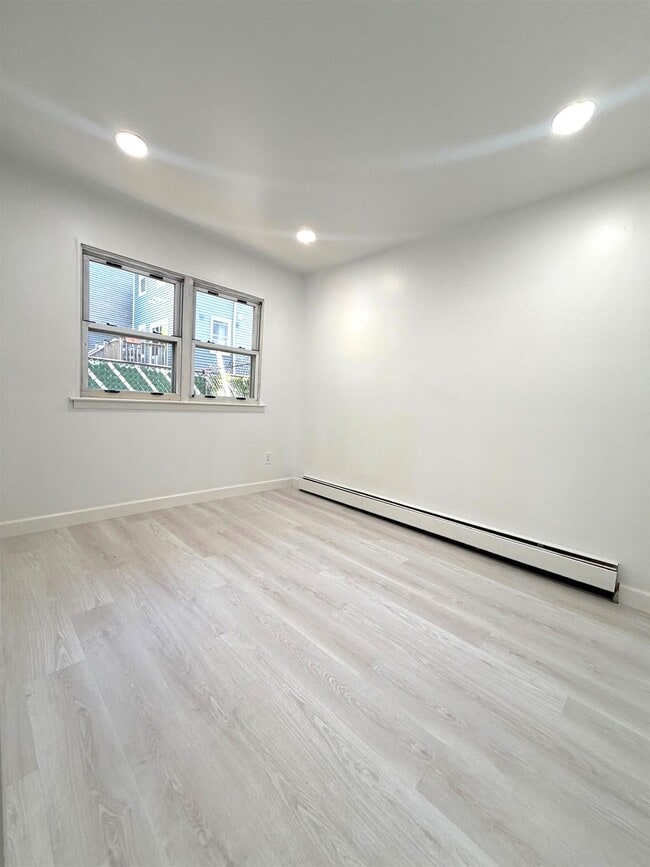 Building Photo - 304 5th St