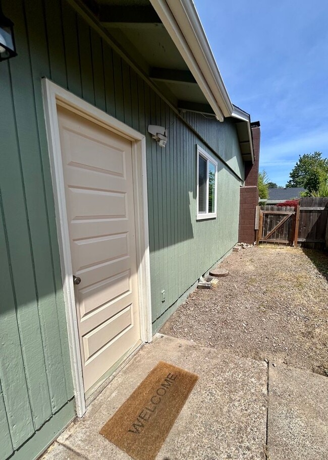 Building Photo - Charming Single Level Home - Keizer