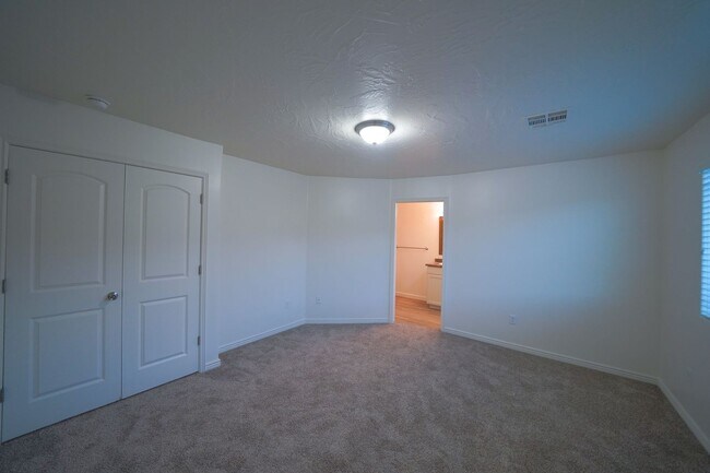 Building Photo - Remodeled 3 Bed / 2.5 Bath Townhome in Great Location