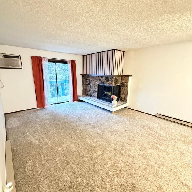 Building Photo - 2121 E Upriver Dr