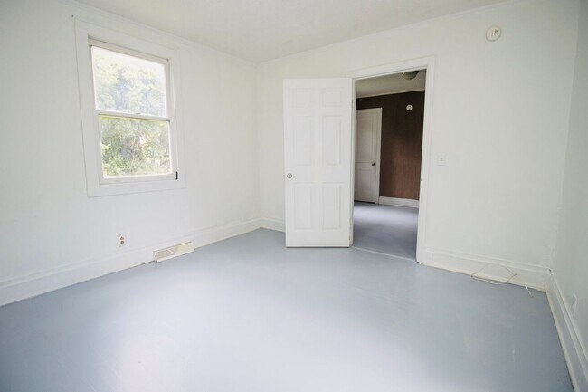 Building Photo - Charming 3 Bed, 1 Bath - Available Now!