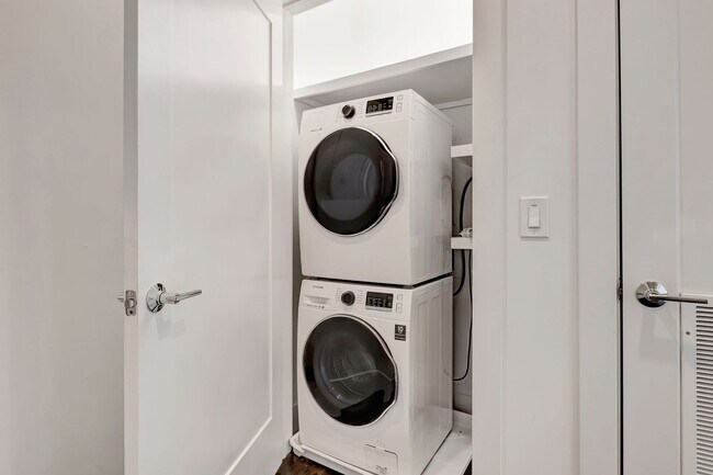 Building Photo - Modern living in Salemtown!