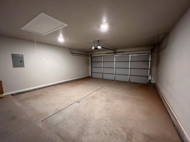 Building Photo - "Charming 3-Bedroom Home with 2 Full Baths in Lubbock – Spacious 1655 Sq Ft Retreat on North Texa...