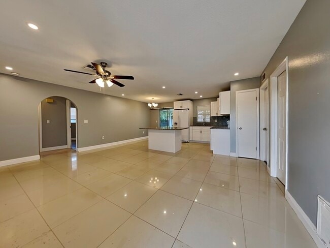 Building Photo - 6099 Colchester Ave