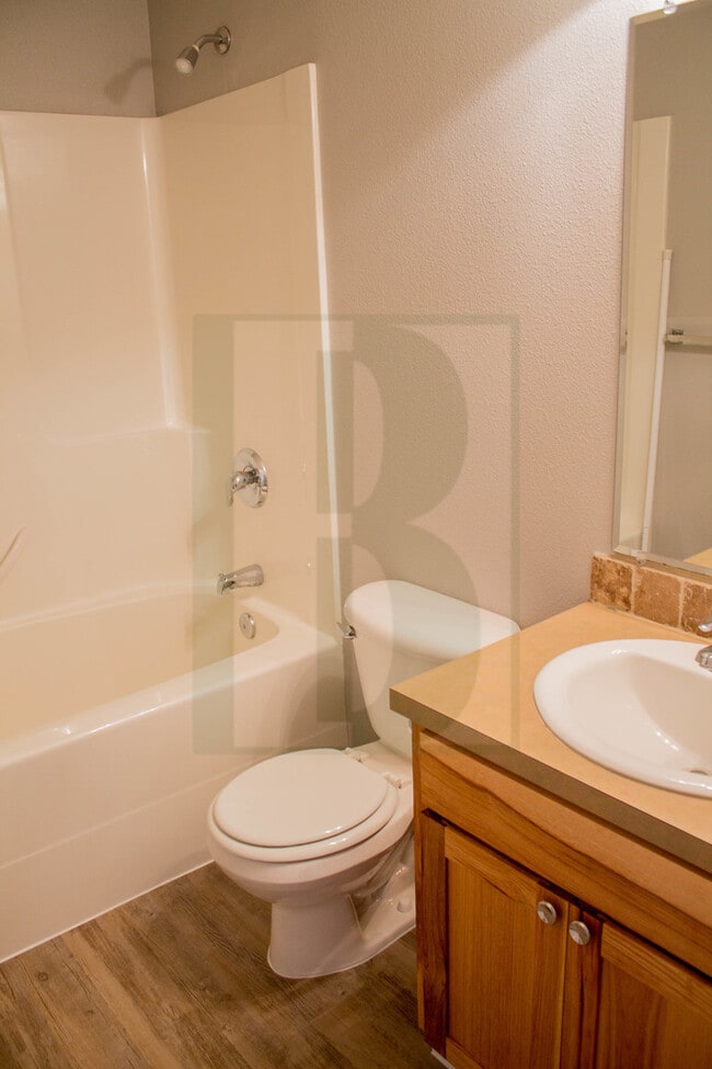 Building Photo - Spacious Updated Duplex in Salem