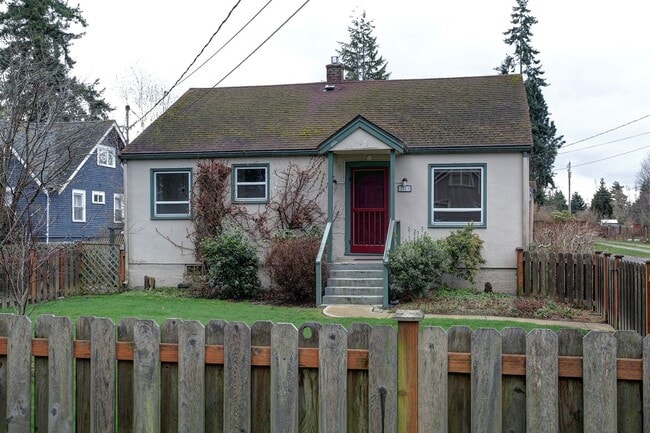 Building Photo - 2 Bed, 2 Bath Home in Historic Birchwood Neighborhood
