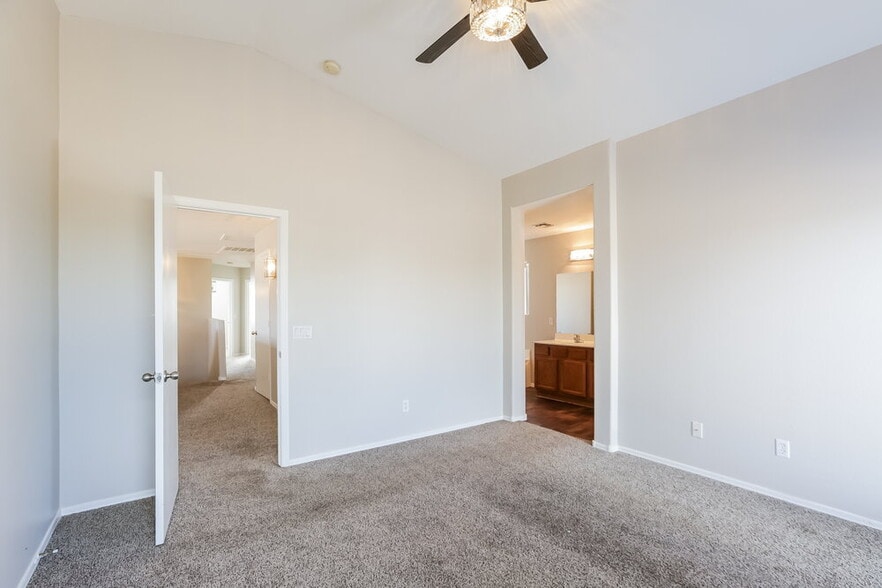 Building Photo - 2210 W St Catherine Ave