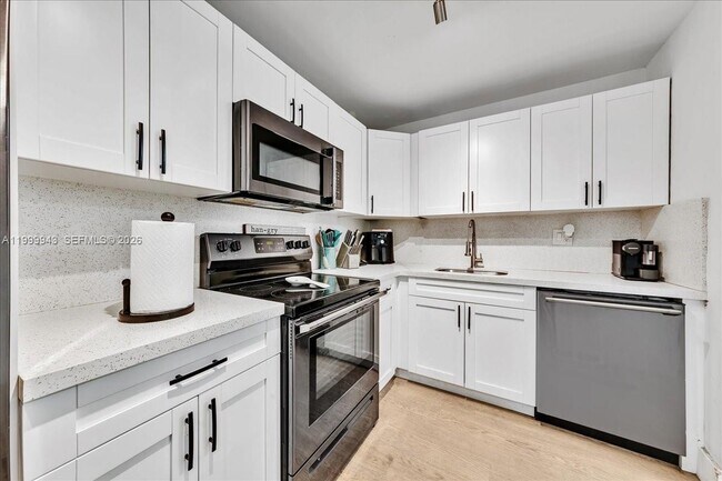 Building Photo - 9225 SW 87th Ave