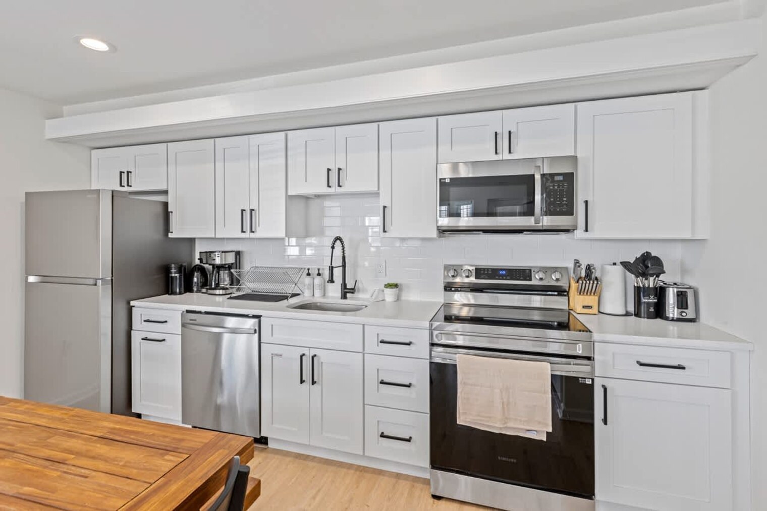 Building Photo - 142 E Youngs Ave