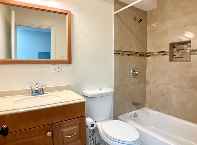Building Photo - Updated TOP FLOOR 2BR/2BA FLAT! IN-UNIT LA...