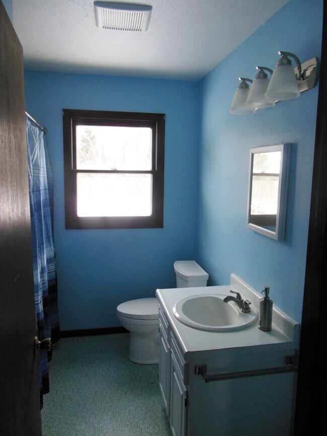 Bathroom - 17 Kingman St