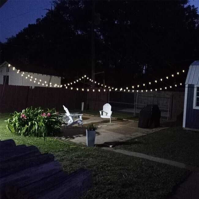 Building Photo - 2102 N Pearland Ave