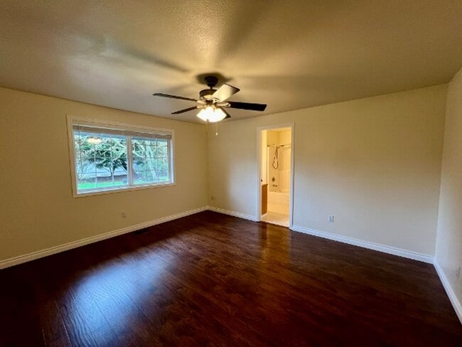 Building Photo - Renovated 3BD w/ Large Shop