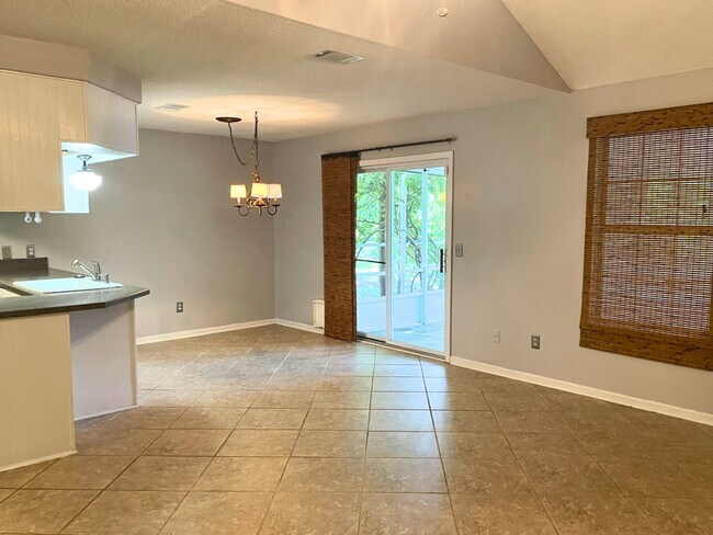 Building Photo - Prime Location , Pool and Grass cutting included!!!