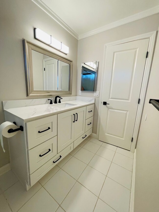 Building Photo - Amazing renovated 4 bedroom 2 full bath si...