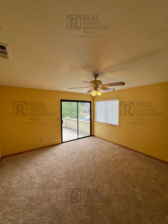 Building Photo - Waterfront Living in Canyon Lake!