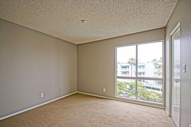 Building Photo - 2BR/2BA Condo with Stunning Ocean Views & ...