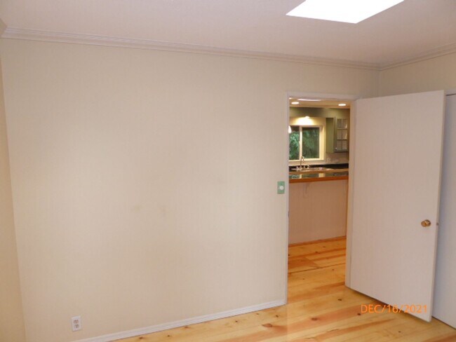 Building Photo - Beautiful 3 Bed 1 Bath Single Family House...
