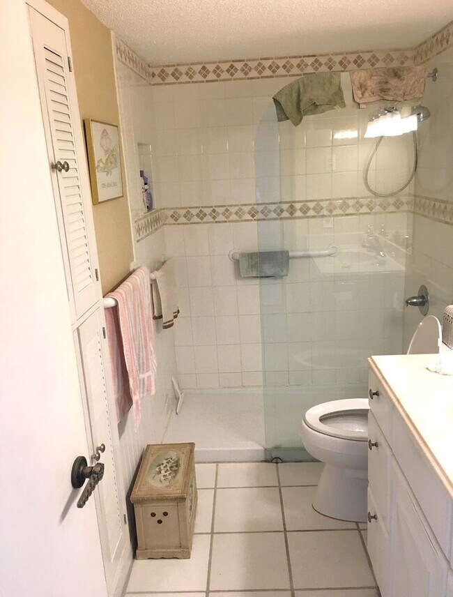 Building Photo - 1555 Tarpon Center Dr