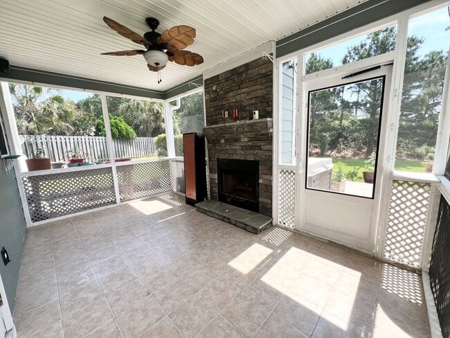 Building Photo - 327 Clearwater Ln