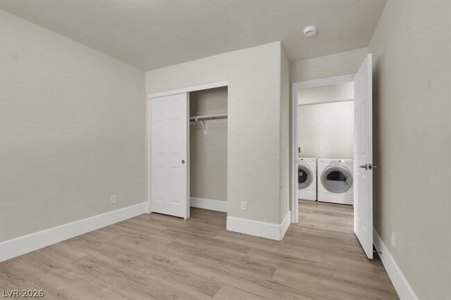 Building Photo - 446 Center Green Dr
