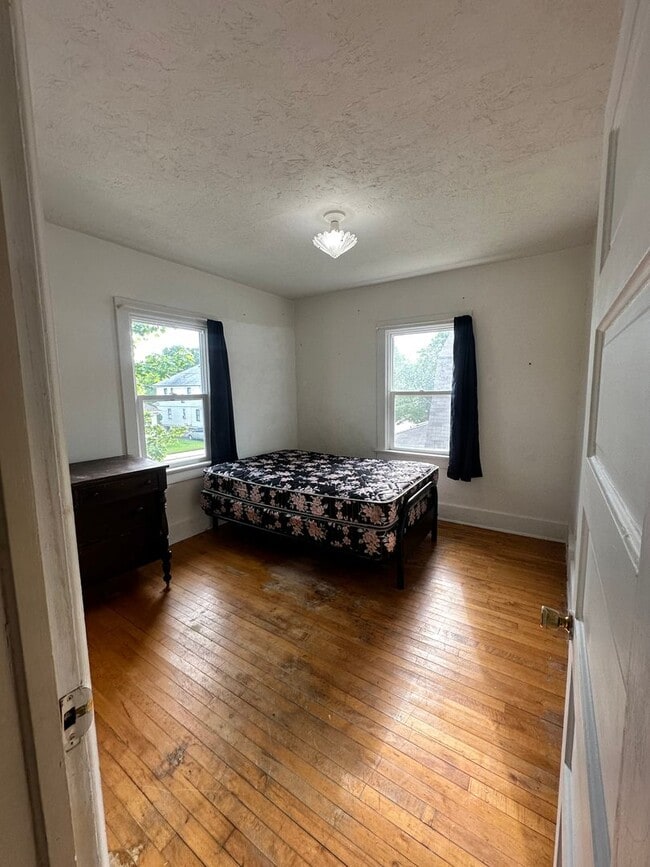 Building Photo - 4 Bed Room 2 Bath Big Yard