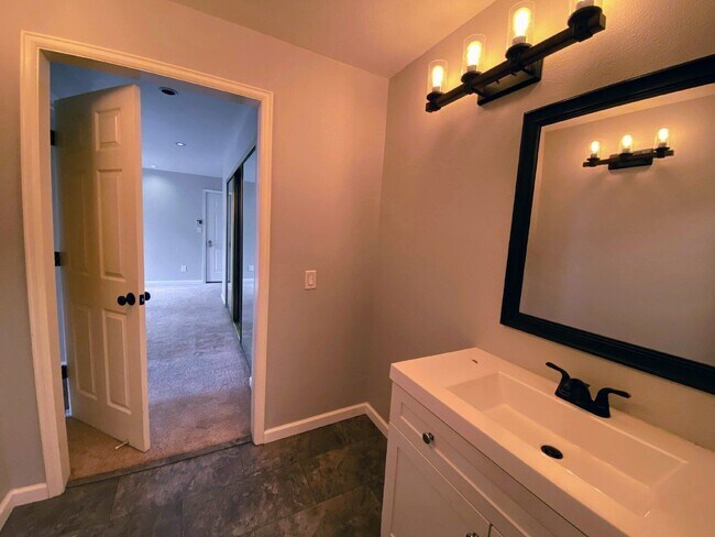 Building Photo - 6701 S Ivy Way