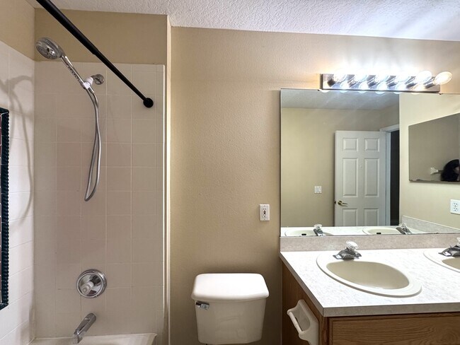 Building Photo - 4952 Hook Hollow Cir