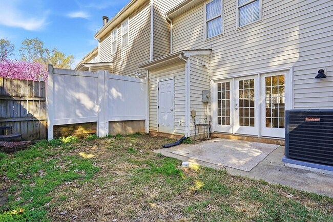 Building Photo - AVAILABLE NOW – Beautiful 3 Bed / 2.5 Bath Townhome in Prime North Raleigh Location