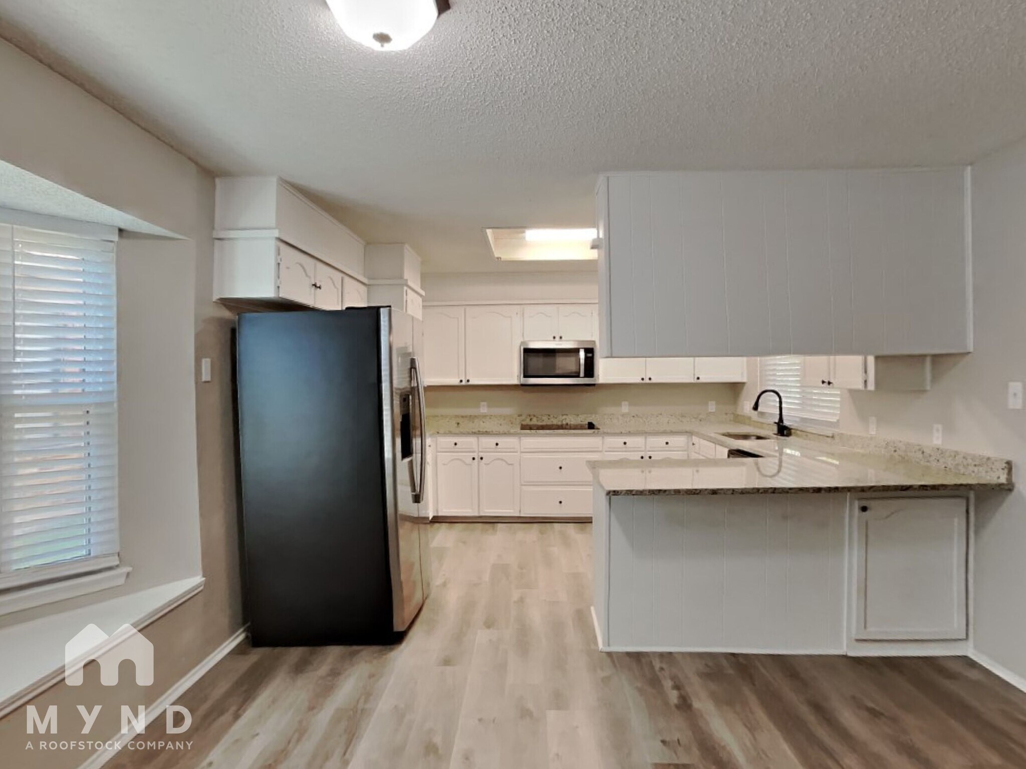 Building Photo - 3528 Park Lake Dr