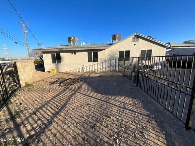 Building Photo - 2133 Happer St