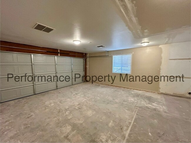 Building Photo - Beautifully Remodeled 4 Bed/2 Bath Home in...