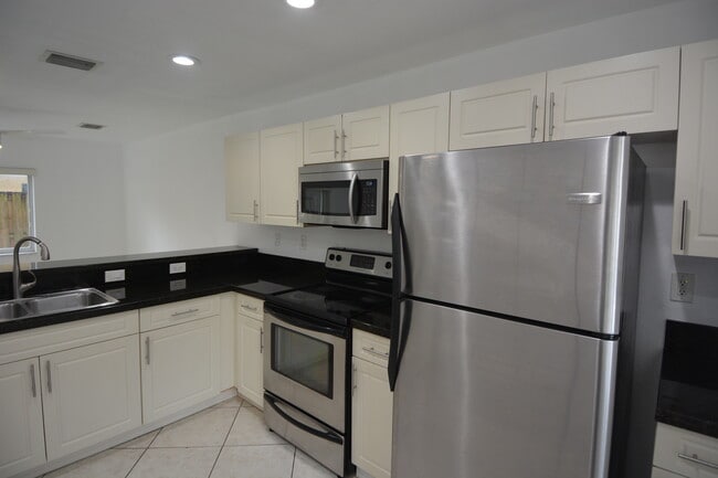 Building Photo - 324 NE 3rd St