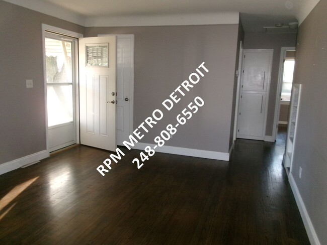 Building Photo - Two Bedroom Home in Royal Oak