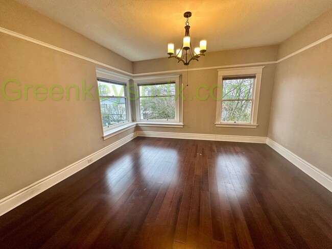 Building Photo - Beautiful Top Floor of Duplex in SW Portland