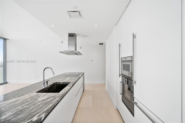 Building Photo - 700 NE 26th Terrace