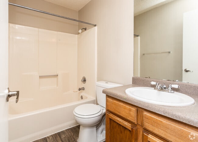 1BR, 1BA - 669SF Bathroom - Country Villa Apartment Homes