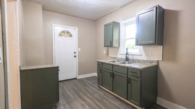 Building Photo - Welcome home to this freshly renovated 3-bedroom, 1-bathroom home on Cleveland’s West Side!