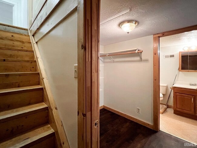 Building Photo - 410 E Hillside Dr